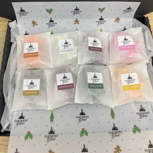 In this sample box there are eight fragrances in small glassine bags, which consists of two star wax melts in each bag. They are in a vlack box with christmas design paper